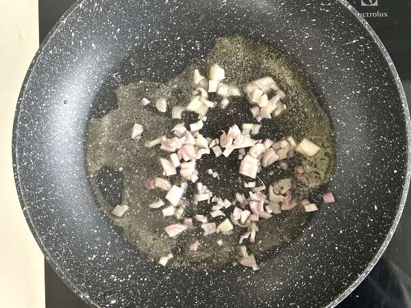 Gyors és egyszerű recept a serpenyőben sült gombához - Előkészítés lépés 4