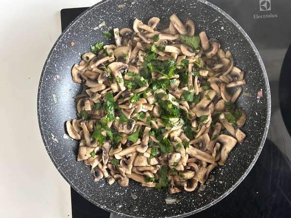 Gyors és egyszerű recept a serpenyőben sült gombához - Előkészítés lépés 6