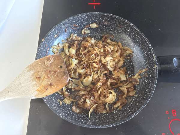 Konfitált hagyma: egyszerű, elegáns és tökéletes húshoz és sajthoz - Előkészítés lépés 4