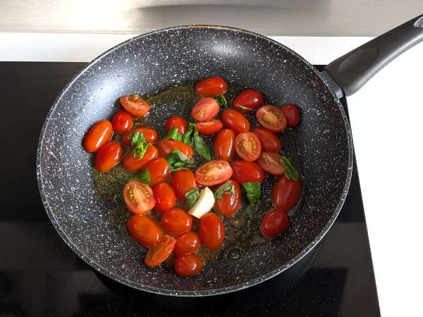 Spagetti cseresznyeparadicsommal és fenyőmaggal: krémes és illatos recept - Előkészítés lépés 2