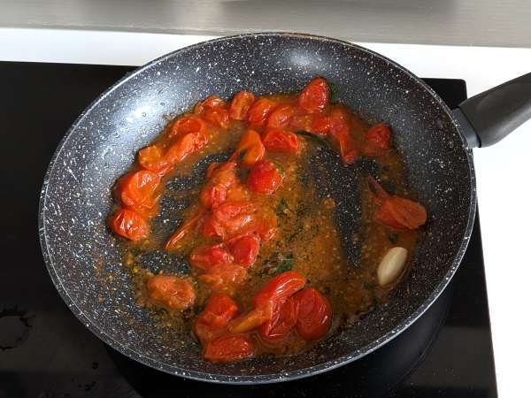 Spagetti cseresznyeparadicsommal és fenyőmaggal: krémes és illatos recept - Előkészítés lépés 3