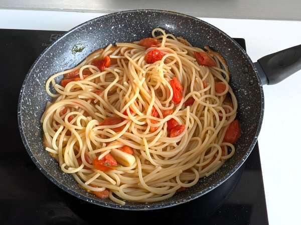 Spagetti cseresznyeparadicsommal és fenyőmaggal: krémes és illatos recept - Előkészítés lépés 4