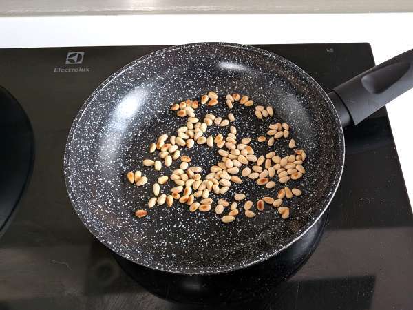 Spagetti cseresznyeparadicsommal és fenyőmaggal: krémes és illatos recept - Előkészítés lépés 5