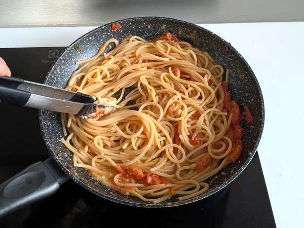 Spagetti cseresznyeparadicsommal és fenyőmaggal: krémes és illatos recept - Előkészítés lépés 6