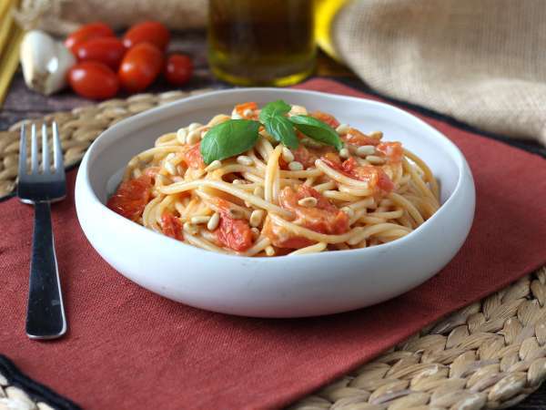 Spagetti cseresznyeparadicsommal és fenyőmaggal: krémes és illatos recept - Előkészítés lépés 7