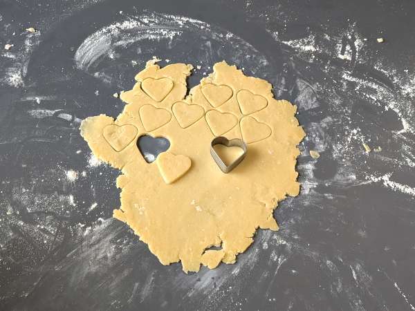 Tortát eperlekvárral: klasszikus muffin tészta recept (szívek is) - Előkészítés lépés 6