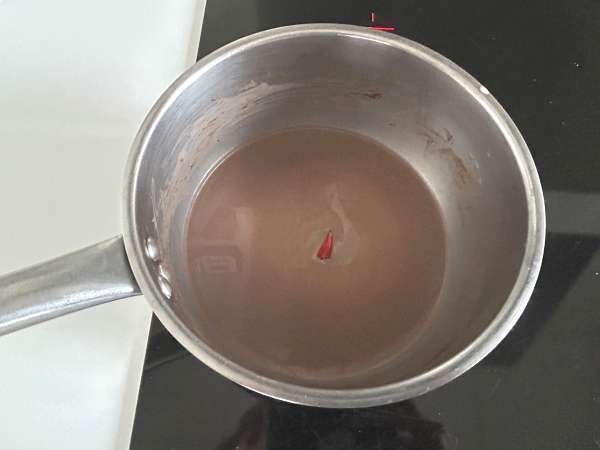 Házi forró csokoládé: a sűrű, fényes, selymes csokoládé egyszerű receptje - Előkészítés lépés 2