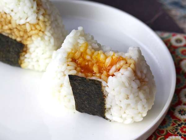 Onigiri szójaszószban tartósított tojássárgájával - Előkészítés lépés 10