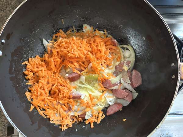 Arany pepperoni farofa tojással és sárgarépával - Előkészítés lépés 2