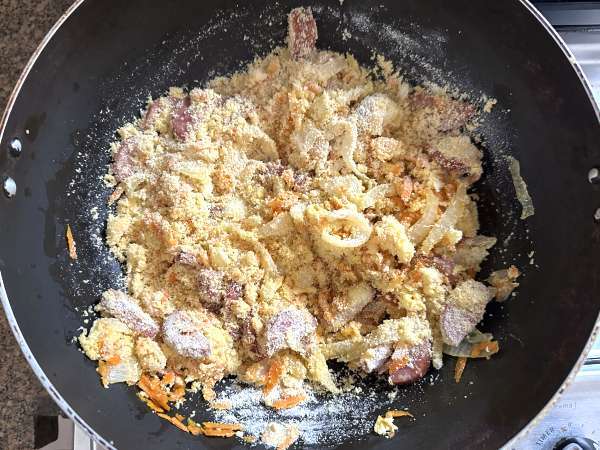 Arany pepperoni farofa tojással és sárgarépával - Előkészítés lépés 3