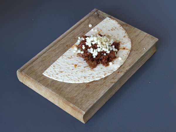 Kemencében sült tortillák quesadillával és fűszeres marhahús töltelékkel - Előkészítés lépés 4