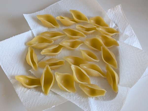Conchiglioni töltött ricotta, cukkini és citrom: krémes és au gratin a sütőben - Előkészítés lépés 3