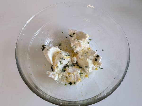 Conchiglioni töltött ricotta, cukkini és citrom: krémes és au gratin a sütőben - Előkészítés lépés 4