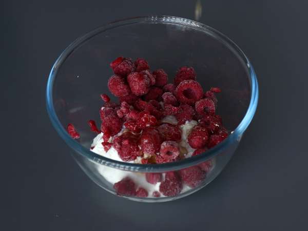 Skyr, málna és csokoládé fagylalt. Az egészséges nassolnivaló a napsütéses napokra! - Előkészítés lépés 1