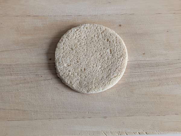 Kenyérkosár mozzarellával, cseresznyeparadicsommal és fekete olajbogyóval - Előkészítés lépés 3