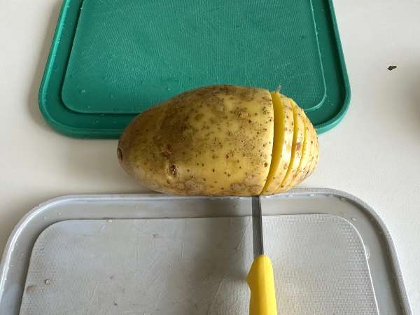 Hasselback burgonya légsütőben: ropogós, szájban olvadó és ultraegyszerű! - Előkészítés lépés 1