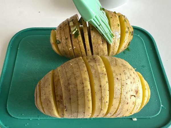 Hasselback burgonya légsütőben: ropogós, szájban olvadó és ultraegyszerű! - Előkészítés lépés 4