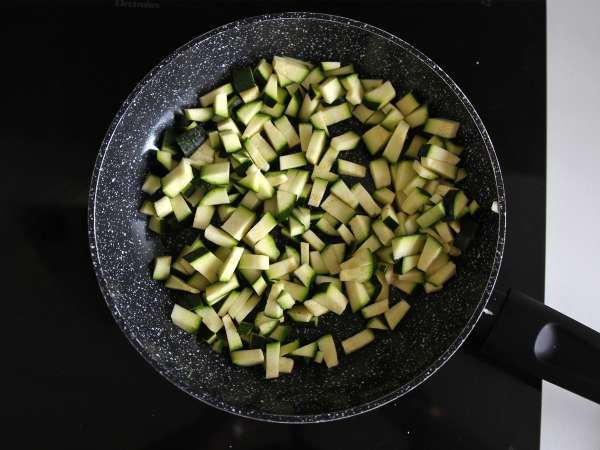 Orzo tésztasaláta lazaccal és cukkinivel - Előkészítés lépés 4
