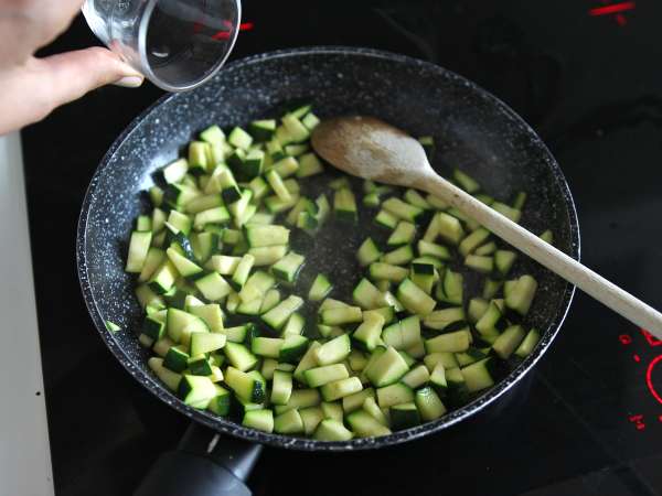 Orzo tésztasaláta lazaccal és cukkinivel - Előkészítés lépés 5
