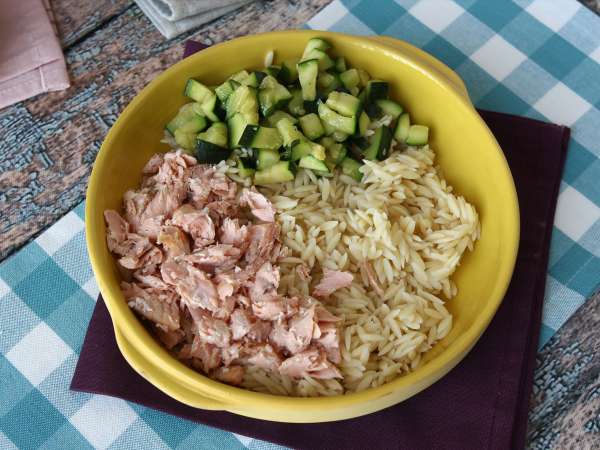 Orzo tésztasaláta lazaccal és cukkinivel - Előkészítés lépés 7