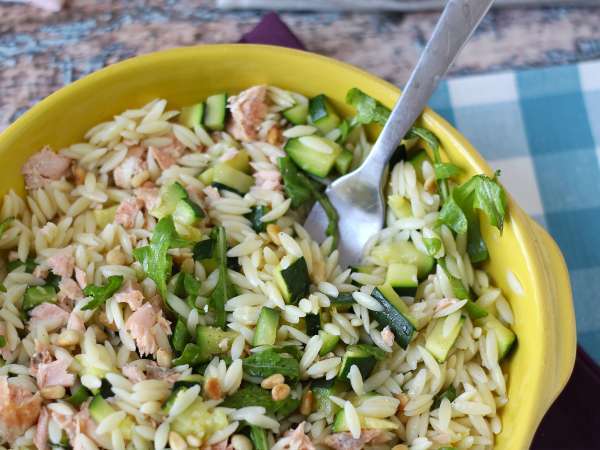 Orzo tésztasaláta lazaccal és cukkinivel - Előkészítés lépés 9
