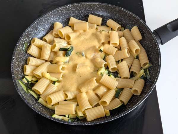 Cukkini carbonara: a könnyen elkészíthető vegetáriánus recept - Előkészítés lépés 8