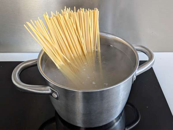 Tészta padlizsánkrémmel és cseresznyeparadicsommal: egyszerű és ízletes recept - Előkészítés lépés 5