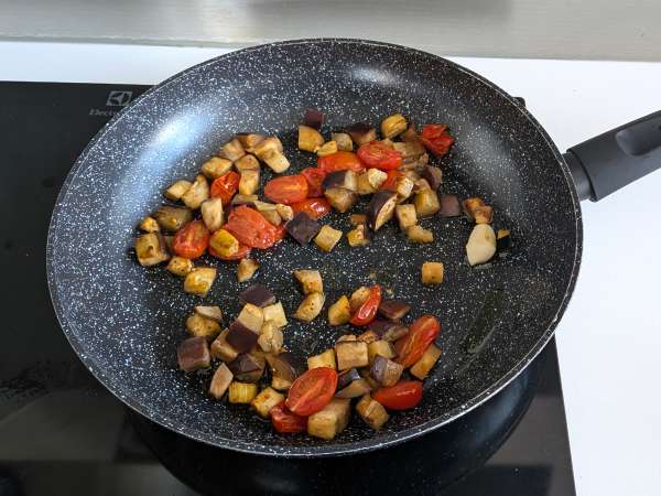 Tészta padlizsánkrémmel és cseresznyeparadicsommal: egyszerű és ízletes recept - Előkészítés lépés 6