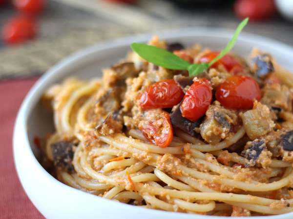 Tészta padlizsánkrémmel és cseresznyeparadicsommal: egyszerű és ízletes recept - Előkészítés lépés 9