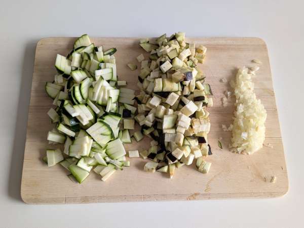 Sült vegetáriánus töltött paprika: az egyszerű és ízletes recept zöldségekkel és mozzarella sajttal - Előkészítés lépés 2