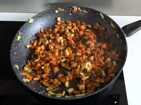 Sült vegetáriánus töltött paprika: az egyszerű és ízletes recept zöldségekkel és mozzarella sajttal - Előkészítés lépés 4