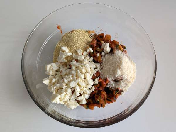 Sült vegetáriánus töltött paprika: az egyszerű és ízletes recept zöldségekkel és mozzarella sajttal - Előkészítés lépés 5