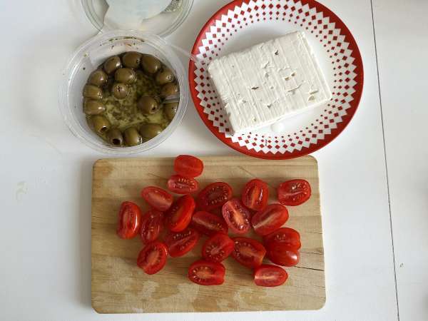 Burgonyasaláta feta sajttal, tojással és koktélparadicsommal - Előkészítés lépés 3