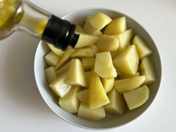Burgonyasaláta feta sajttal, tojással és koktélparadicsommal - Előkészítés lépés 4
