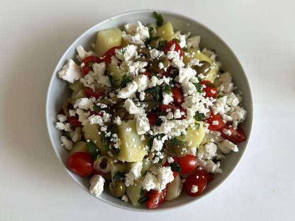 Burgonyasaláta feta sajttal, tojással és koktélparadicsommal - Előkészítés lépés 5