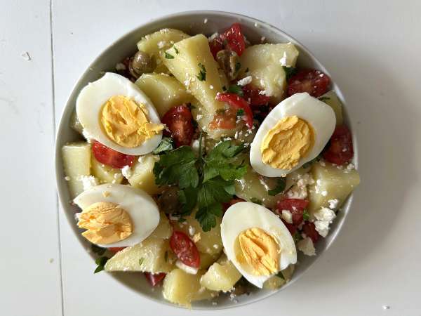Burgonyasaláta feta sajttal, tojással és koktélparadicsommal - Előkészítés lépés 6