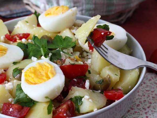 Burgonyasaláta feta sajttal, tojással és koktélparadicsommal - Előkészítés lépés 7