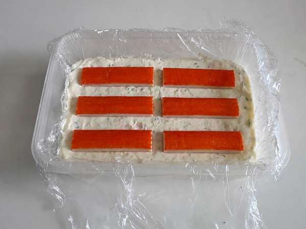 Főzés nélküli surimi-terrine: egyszerű, hideg előétel, tökéletes a nyári időszakra - Előkészítés lépés 8