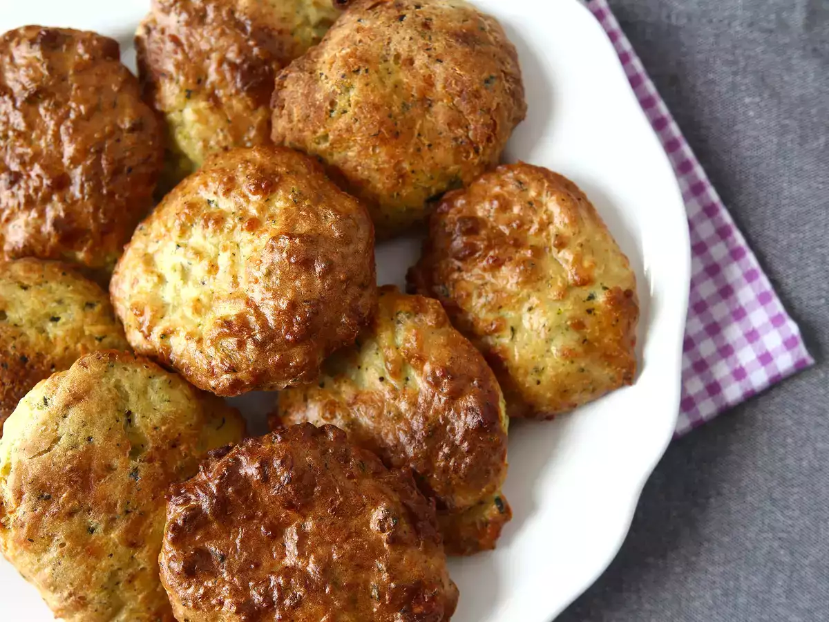 Air Fryer cukkini fánkok joghurtos és fetás szósszal