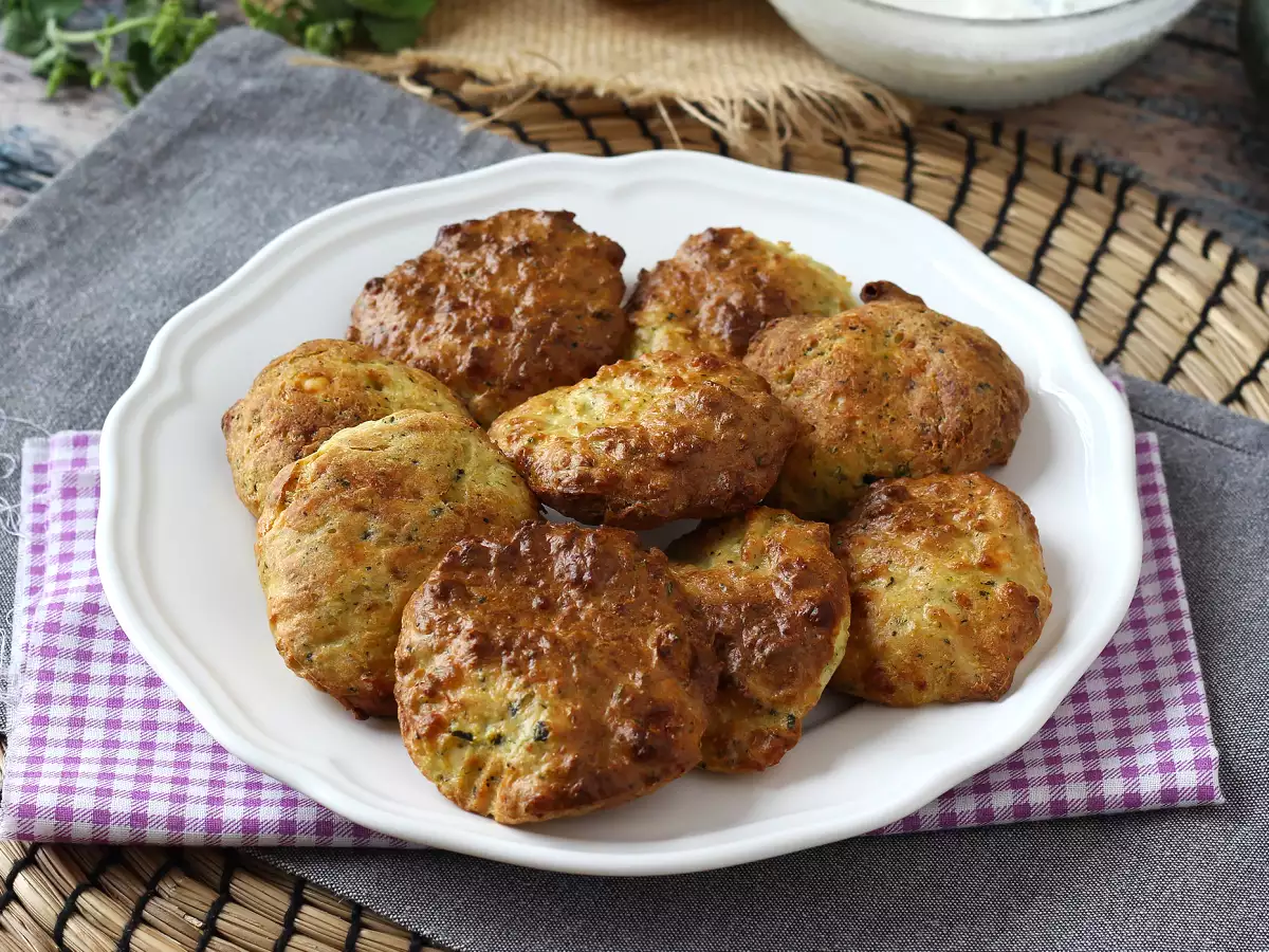 Air Fryer cukkini fánkok joghurtos és fetás szósszal - fotó 2