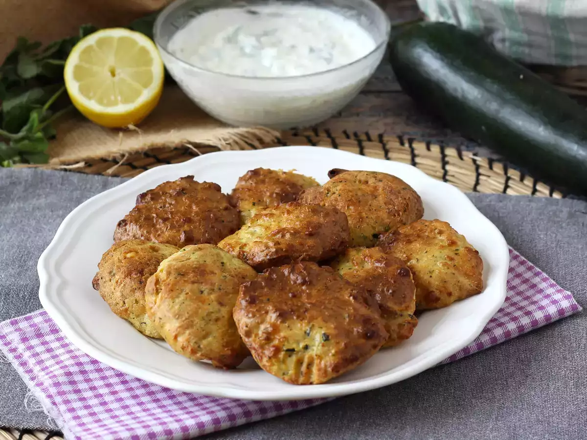 Air Fryer cukkini fánkok joghurtos és fetás szósszal - fotó 4