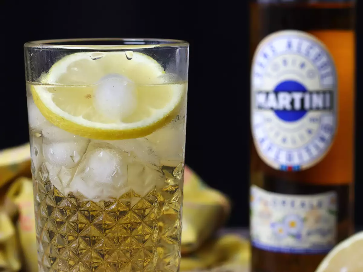 Alkoholmentes Martini Spritz, egy édes, virágos koktél aperitifhez - fotó 2