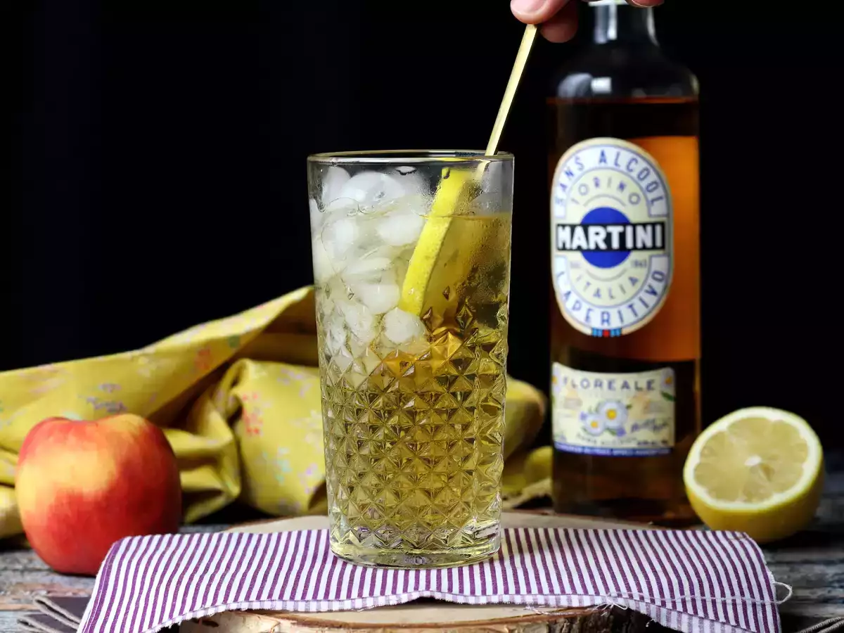 Alkoholmentes Martini Spritz, egy édes, virágos koktél aperitifhez - fotó 3