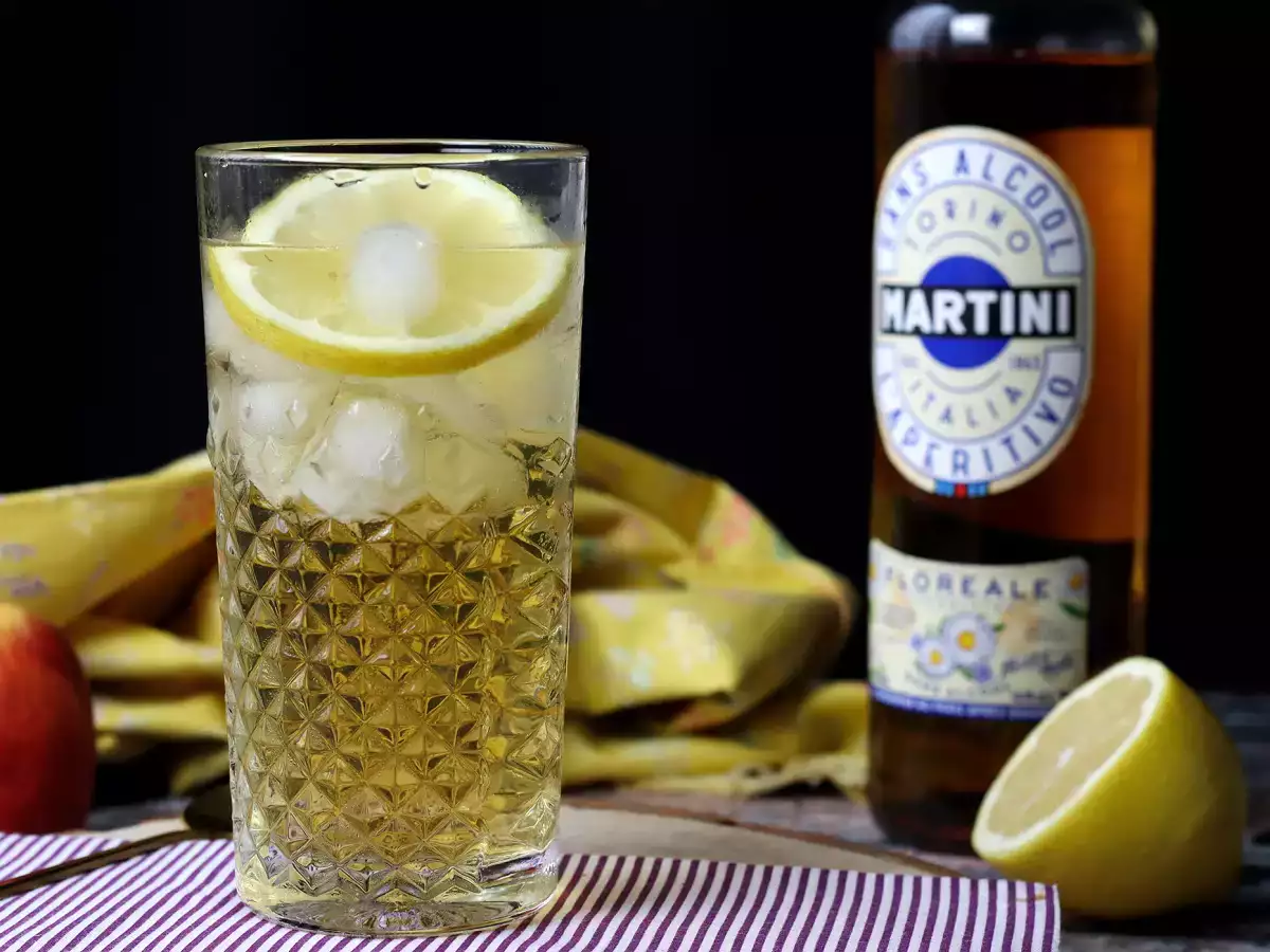 Alkoholmentes Martini Spritz, egy édes, virágos koktél aperitifhez - fotó 4