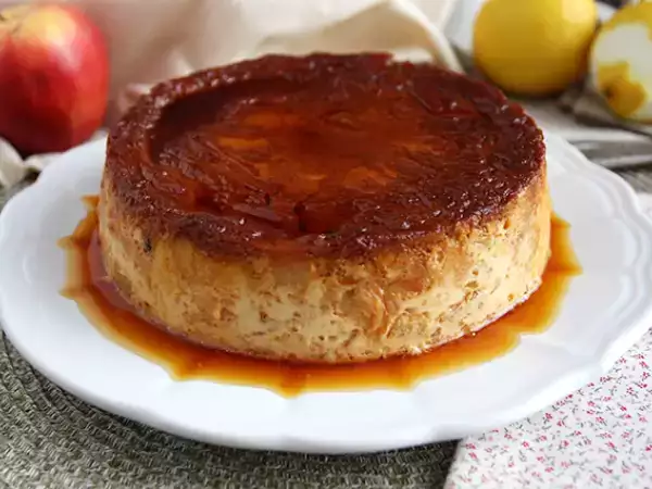 Recept Alma és karamell puding croissant-val
