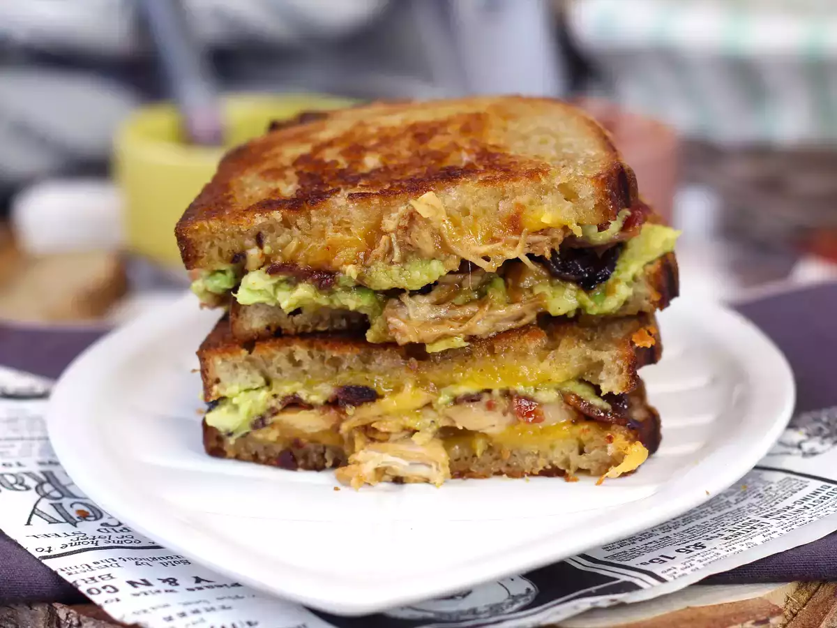 Amerikai stílusú grillezett sajtos maxi szendvics: csirke, avokádó, bacon - fotó 2