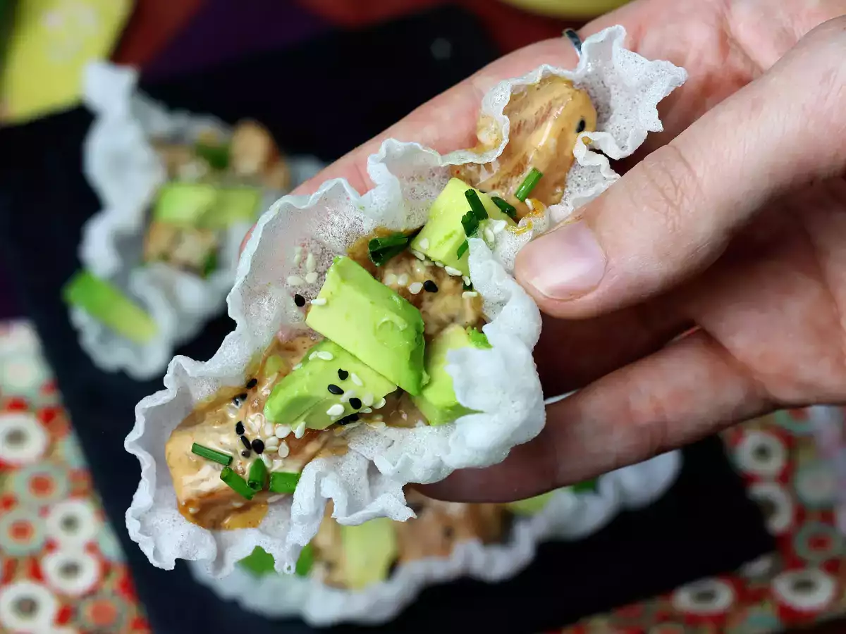 Ázsiai taco: lazactatár rizses chipsben - fotó 2