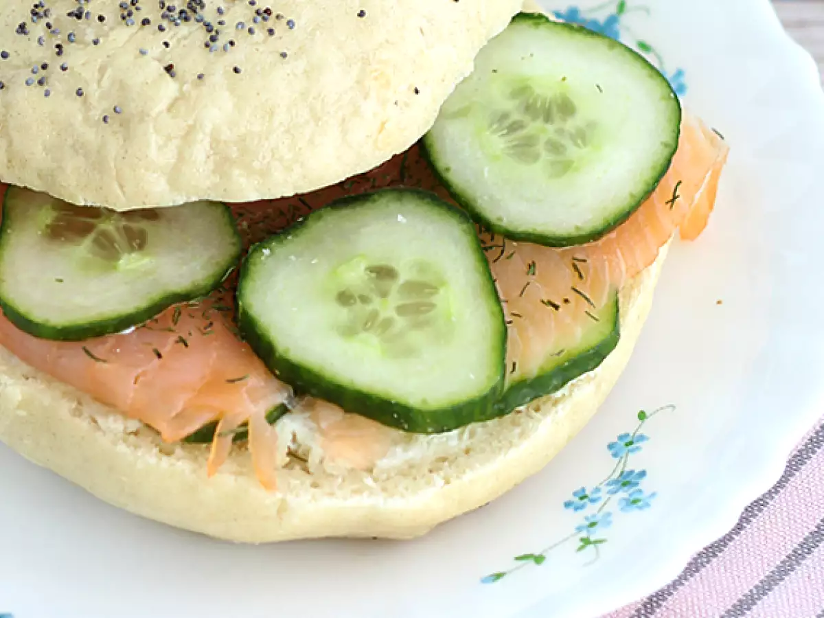 Bagel lazaccal, uborkával és fromage frais-val - fotó 2