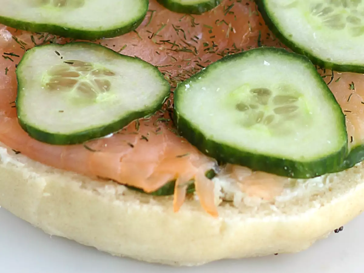 Bagel lazaccal, uborkával és fromage frais-val - fotó 4
