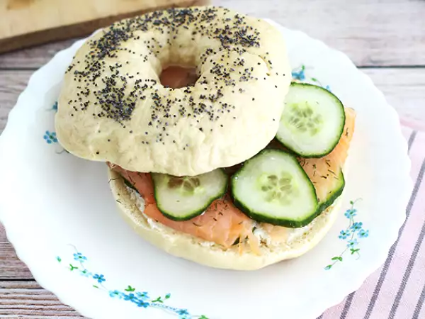Recept Bagel lazaccal, uborkával és fromage frais-val